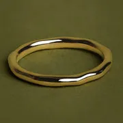 Astrid & Miyu Molten Band bague or massif martelée