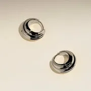Astrid & Miyu Ripple Wave créoles huggies argentées