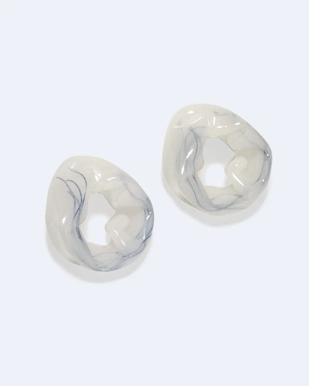 Completedworks Scrunch Threads boucles d’oreilles résine blanche vermeil