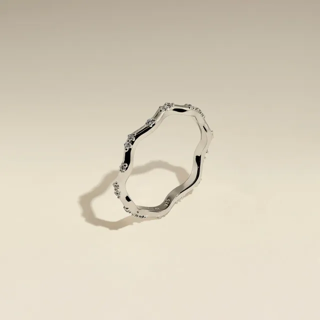 Astrid & Miyu Scalloped Crystal bague bandeau argent cristal