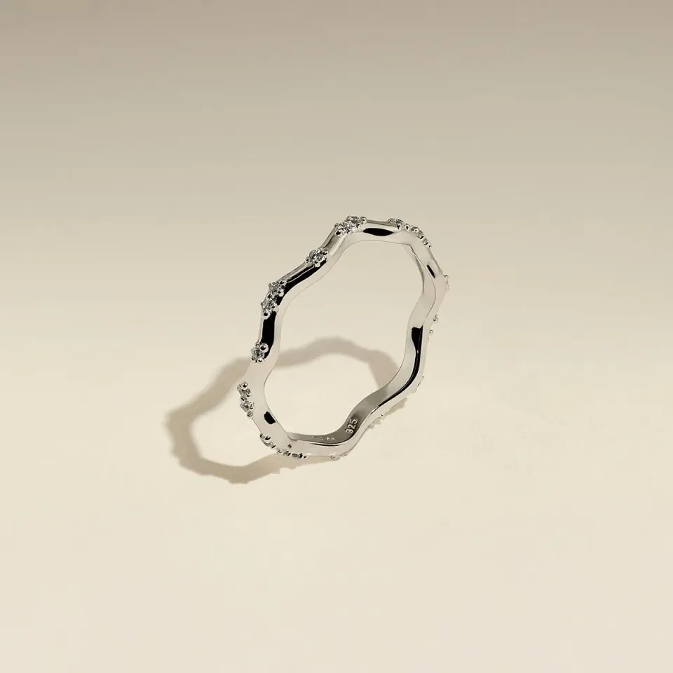 Astrid & Miyu Scalloped Crystal bague bandeau argent cristal