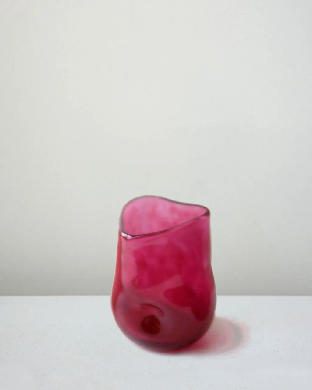 Completedworks Thaw verre magenta recyclé design