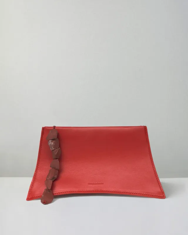Completedworks The Rough Stone pochette cuir rouge pierre