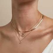 Astrid & Miyu Q Initial Pavé collier or lettre Q pavé