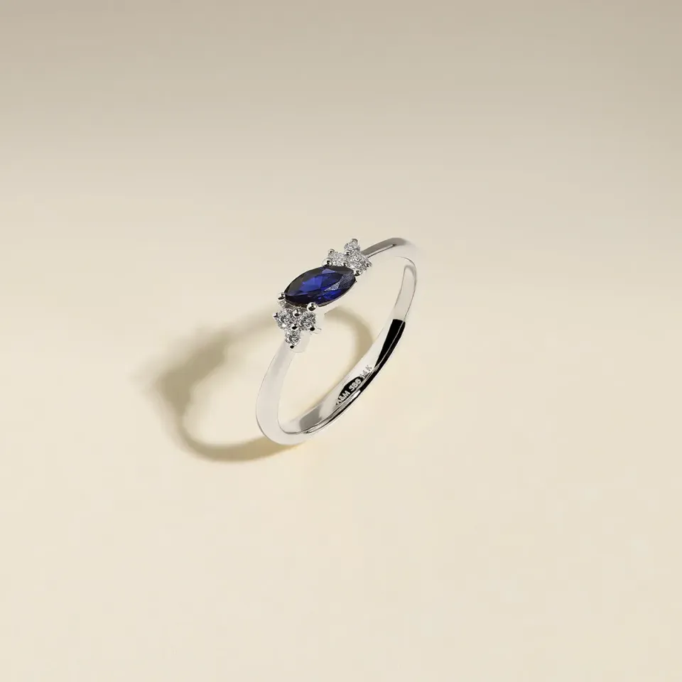 Astrid & Miyu Milestone bague or blanc saphir septembre