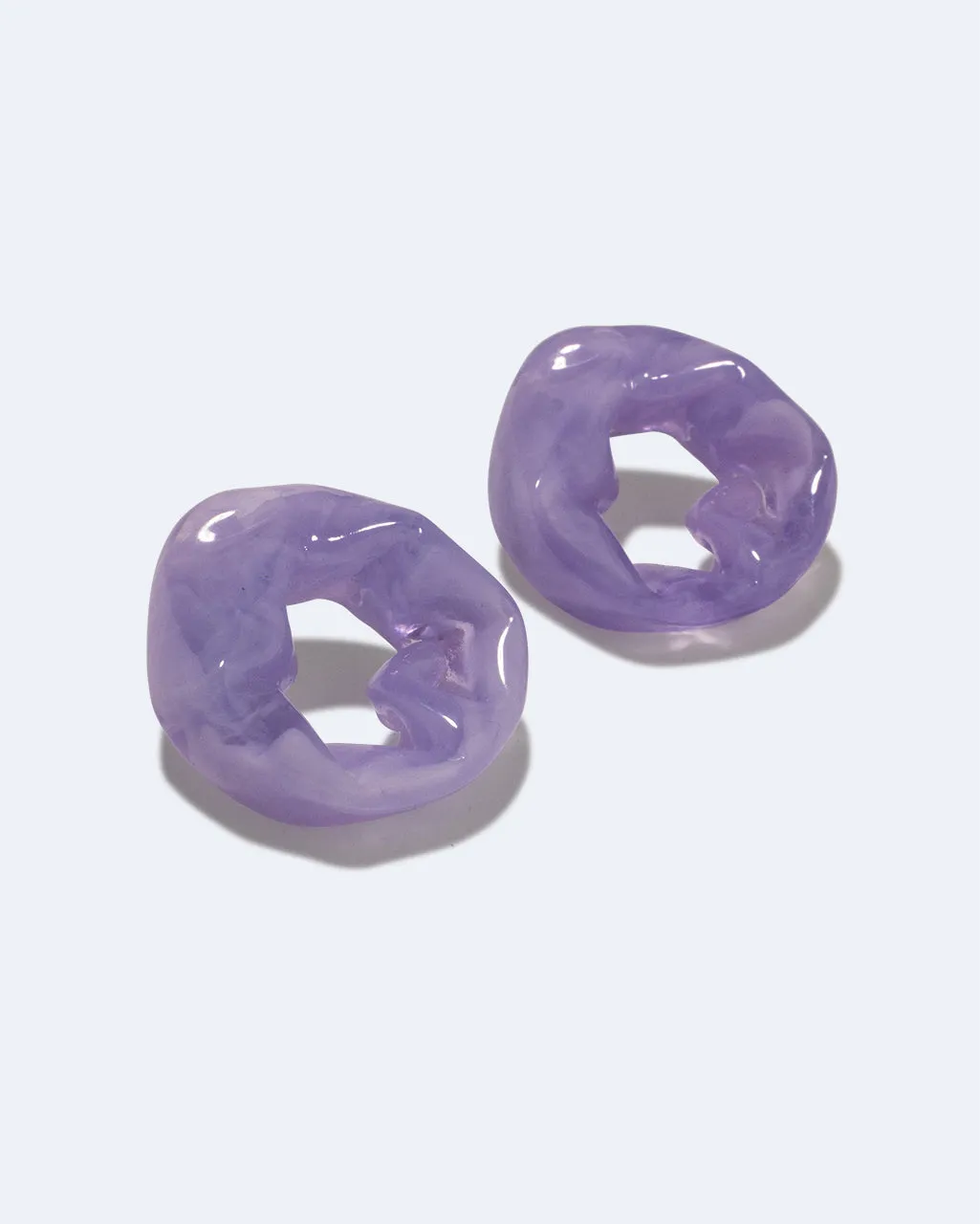 Completedworks Scrunch boucles d'oreilles résine lilas vermeil