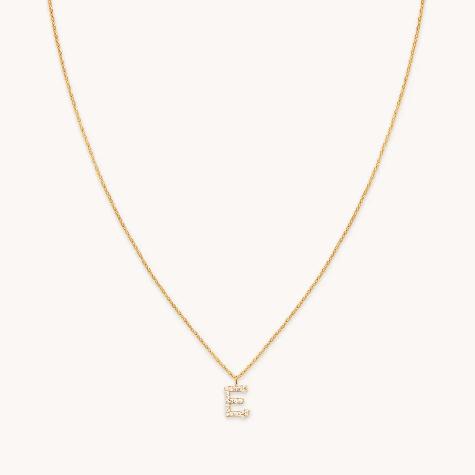 Astrid & Miyu E Initial Pavé pendentif collier doré lettre E