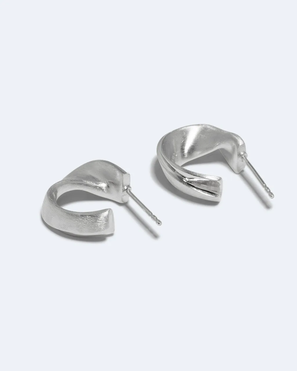 Completedworks Plume boucles argent recyclé courts
