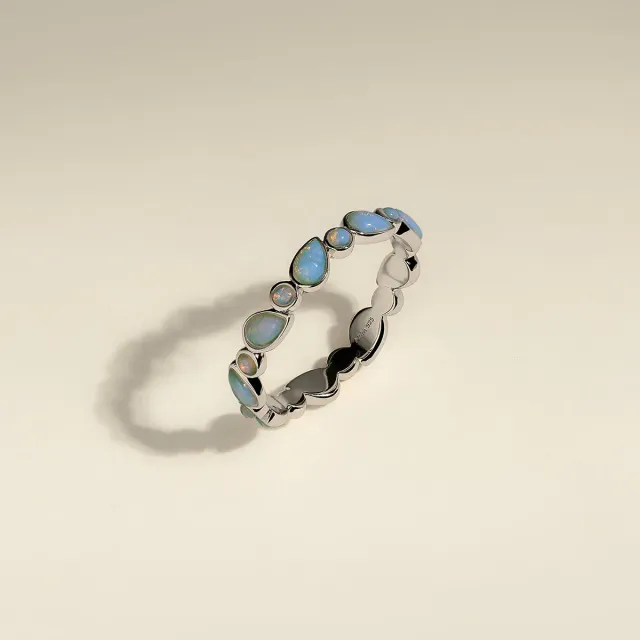 Astrid & Miyu Opal Bezel Band bague argent opales irisées