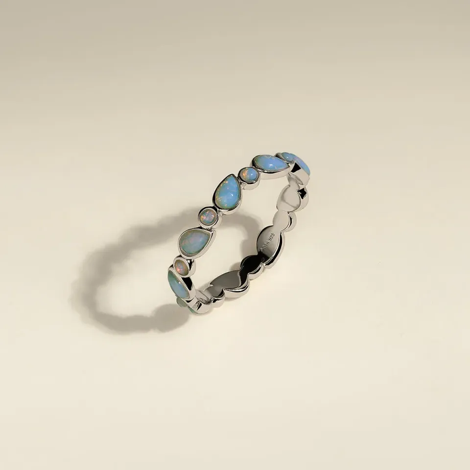 Astrid & Miyu Opal Bezel Band bague argent opales irisées
