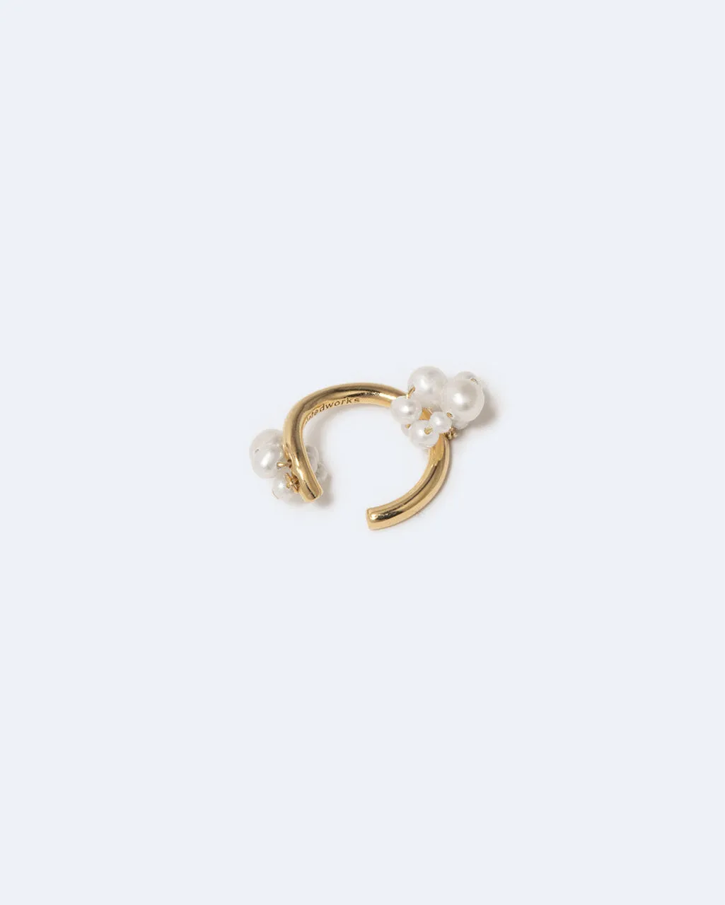 Completedworks Surfacing ear cuff perle vermeil or