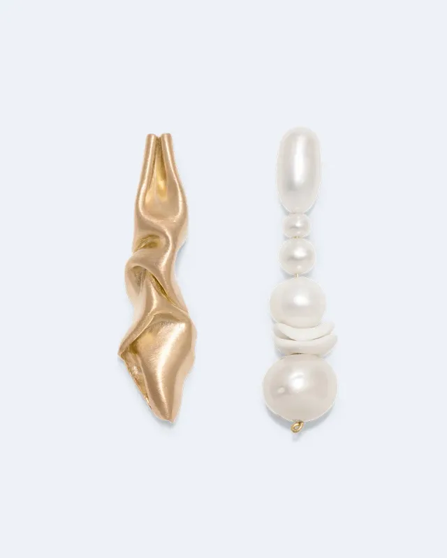 Completedworks Fold Notsobig Crumple boucles d'oreilles perle dorée