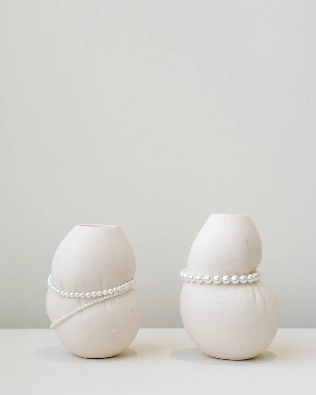 Completedworks Squeezed petit vase beige perles fausses