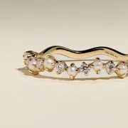Astrid & Miyu Diamond Pearl Scalloped bague or massif