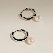 Astrid & Miyu Scalloped Pearl créoles perle or blanc