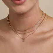 Astrid & Miyu E Initial Pavé pendentif collier doré lettre E