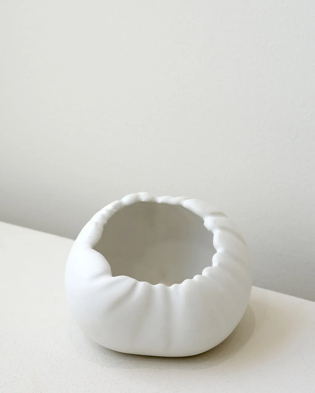 Completedworks Fold Croissant petit bol blanc mat céramique
