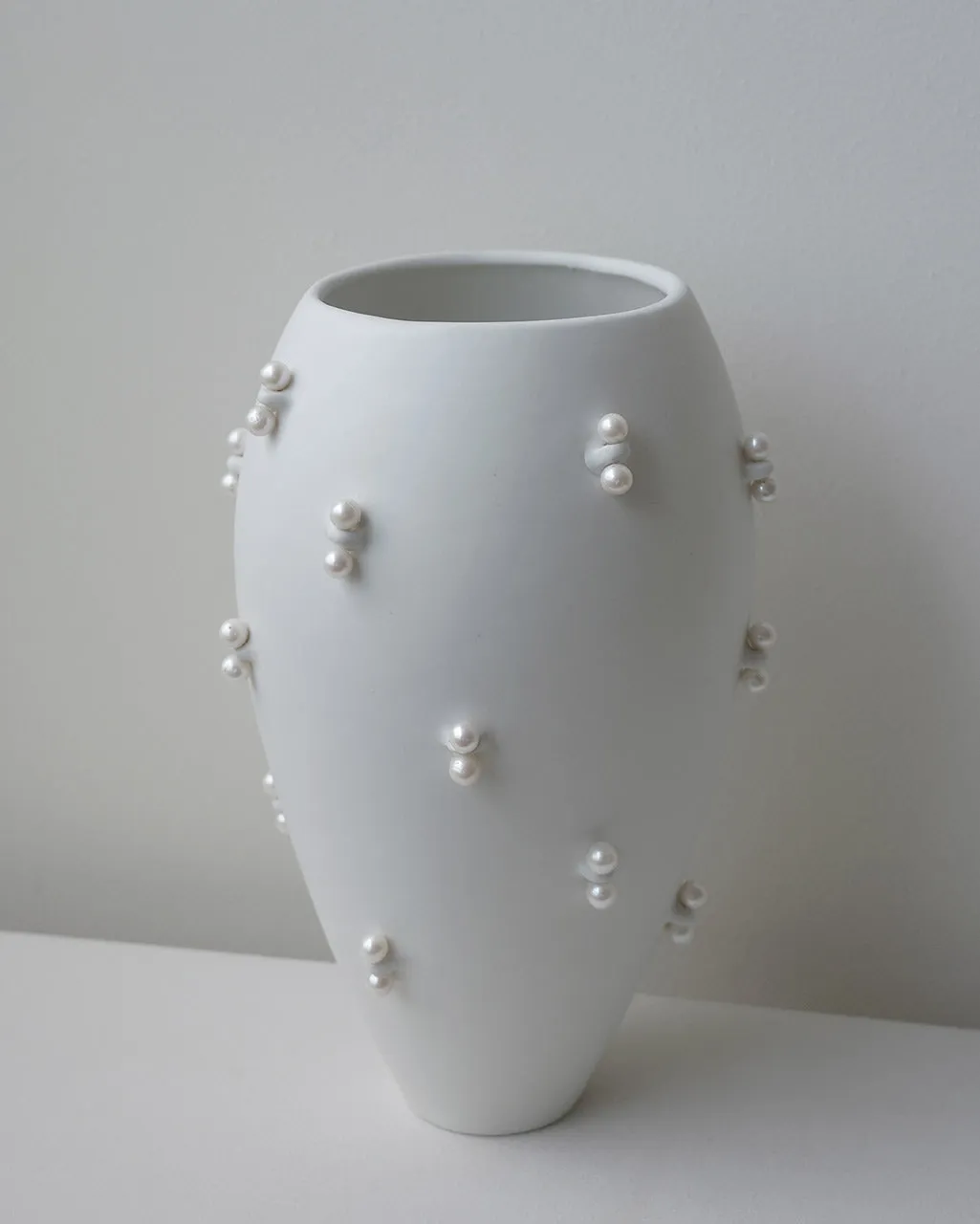 Completedworks Pinched Large vase blanc perle eau douce