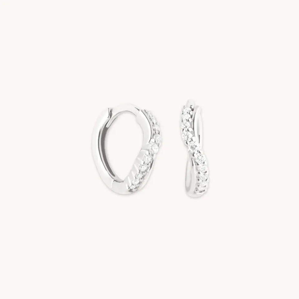 Astrid & Miyu Diamond Wave Huggies créoles or blanc diamants