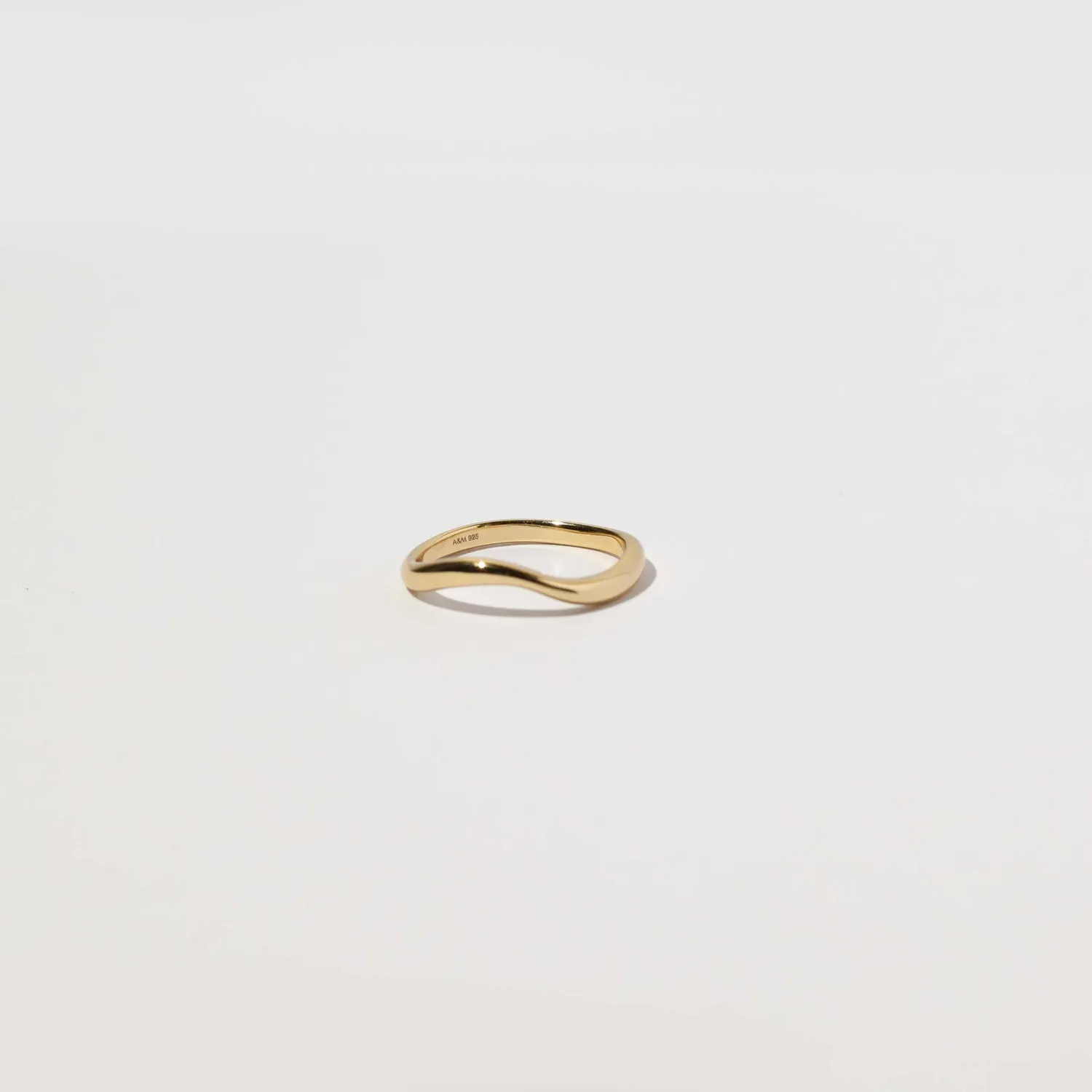 Astrid & Miyu Wave bague dorée ondulée taille P