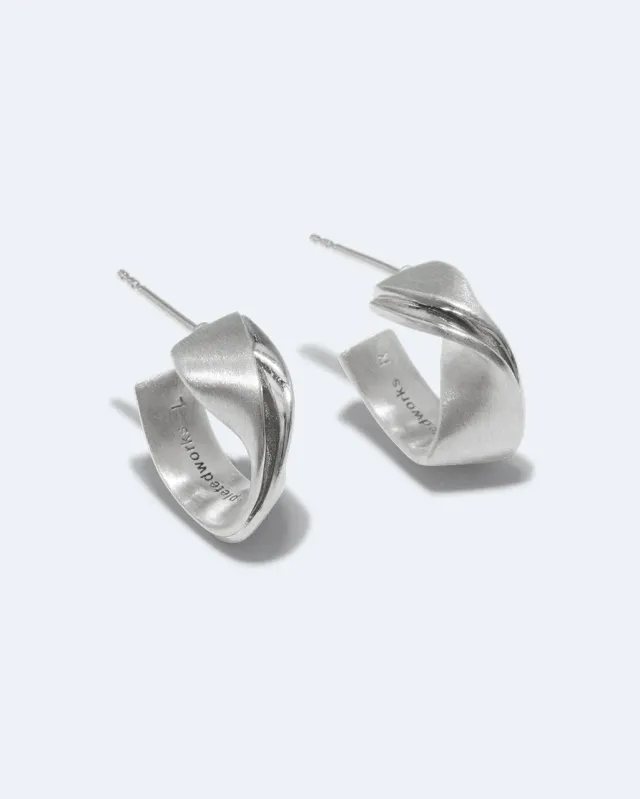 Completedworks Plume boucles argent recyclé courts