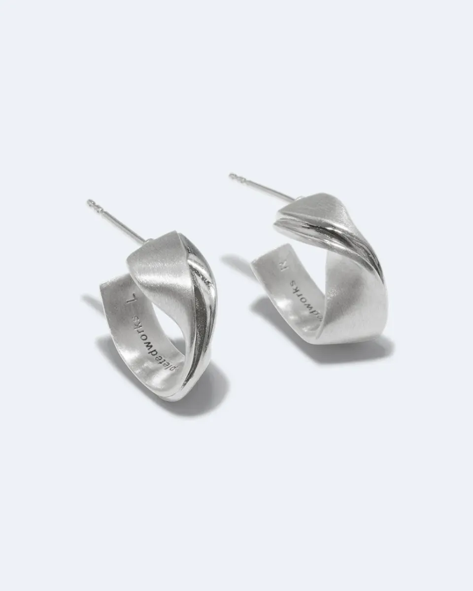 Completedworks Plume boucles argent recyclé courts
