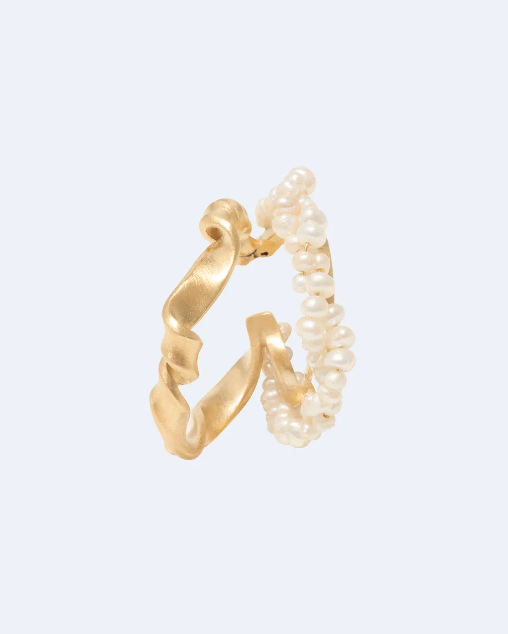 Completedworks A Negotiation with the Infinite ear cuff perle doré
