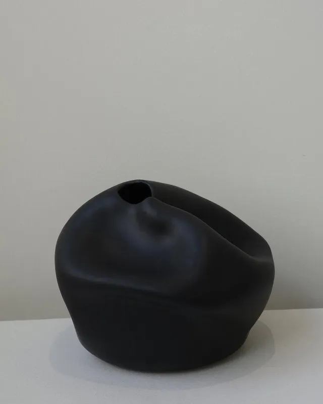 Completedworks Fold Compound vase noir mat céramique