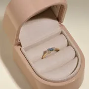 Astrid & Miyu June bague alexandrite or massif milestone