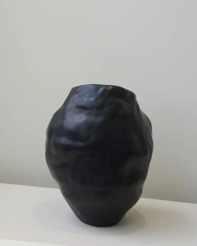 Completedworks Onyx Large vase noir céramique mate
