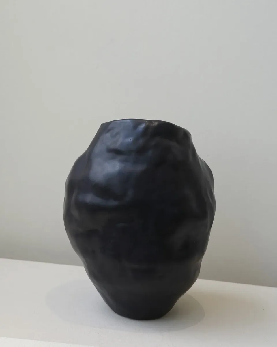 Completedworks Onyx Large vase noir céramique mate