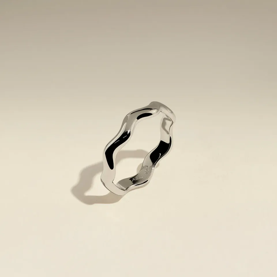 Astrid & Miyu Scalloped Band bague argent festonnée