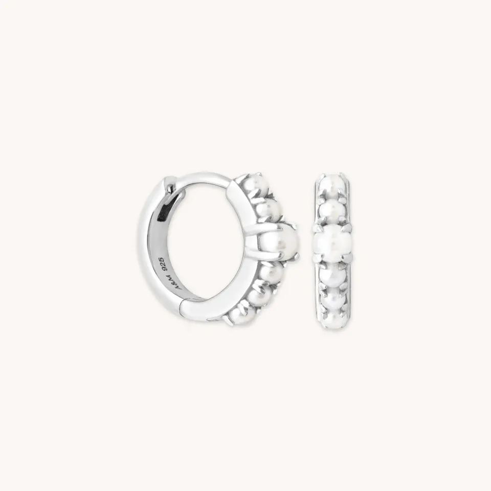 Astrid & Miyu Radiant Pearl Huggies créoles perles argent