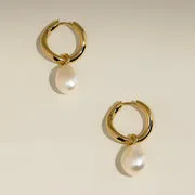 Astrid & Miyu Serenity Pearl Charm créoles dorées perle