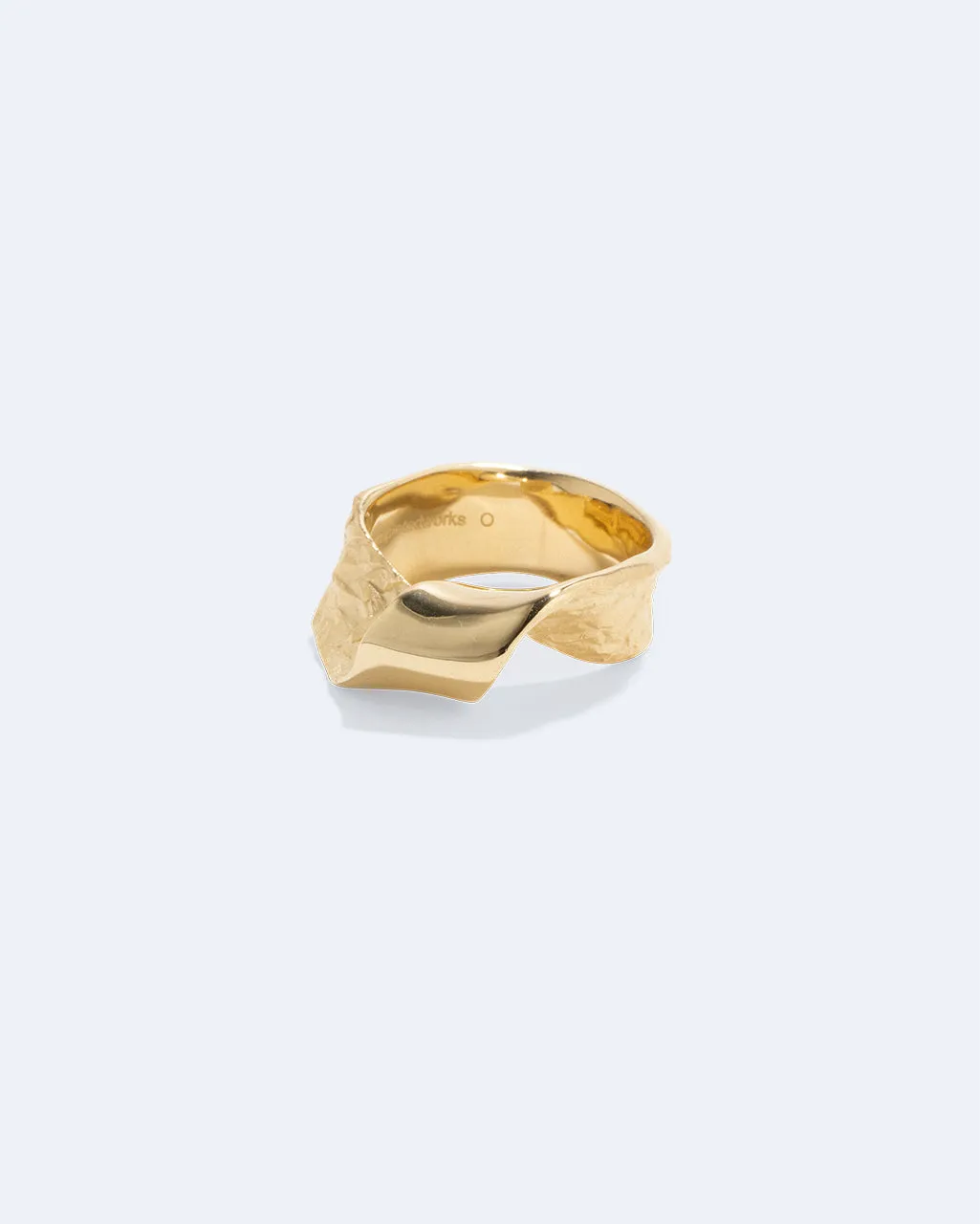 Completedworks Ribbon II bague plaqué or ruban