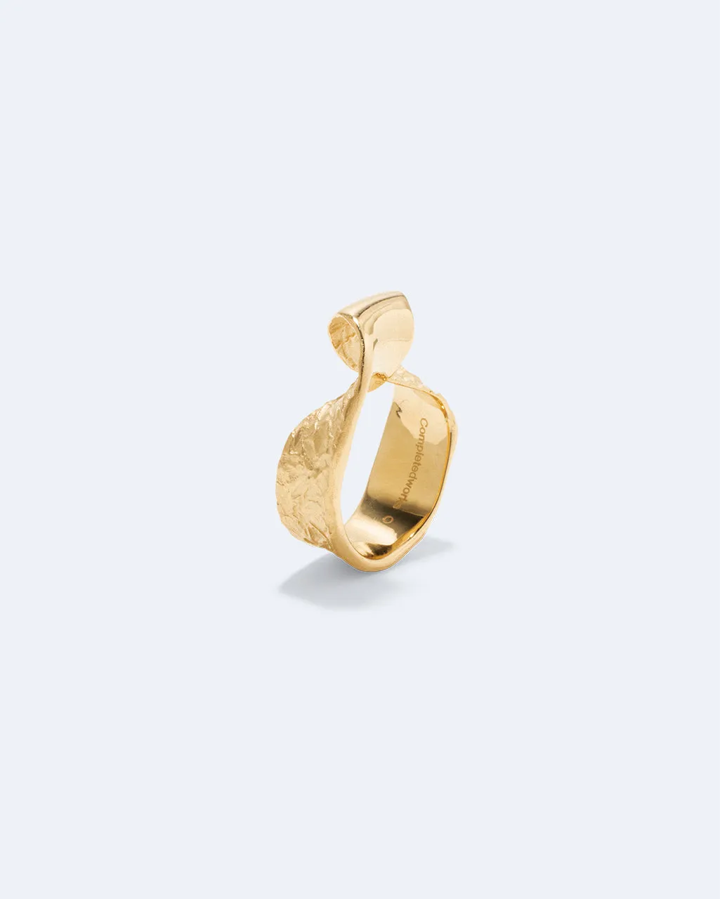 Completedworks Ribbon II bague plaqué or ruban