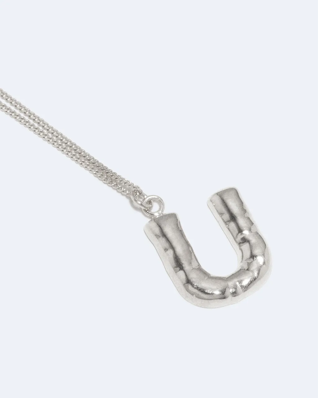 Completedworks Classicworks U collier argent recyclé initiale