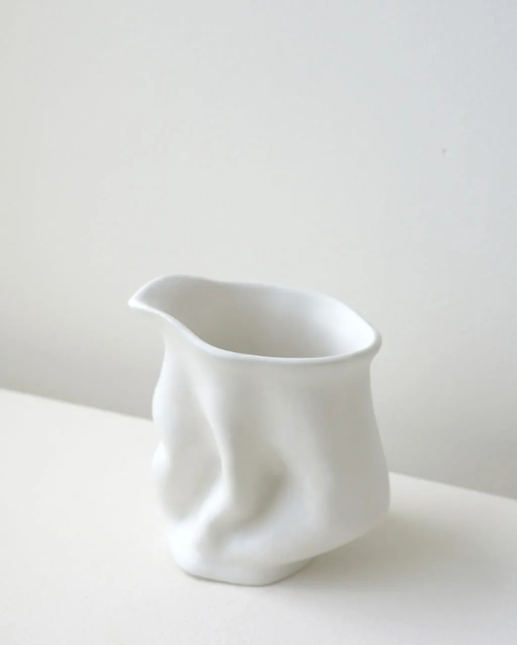 Completedworks Fold Milk Jug pichet blanc mat