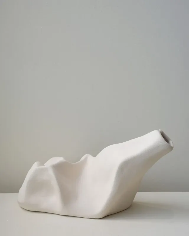 Completedworks Sleeping Goliath vase céramique beige