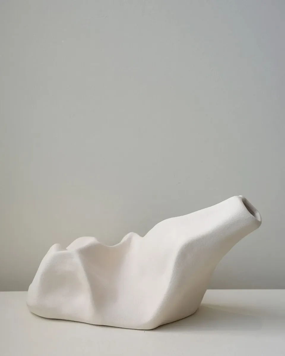 Completedworks Sleeping Goliath vase céramique beige