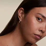 Astrid & Miyu Wave Pavé Crystal Hoops créoles dorées