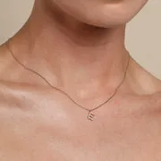Astrid & Miyu E Initial Pavé pendentif collier doré lettre E