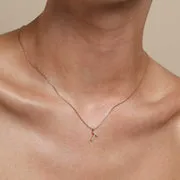 Astrid & Miyu T Initial Pavé collier pendentif doré