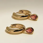 Astrid & Miyu Sunset Pear Charm Hoops boucles dorées poire