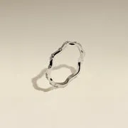 Astrid & Miyu Scalloped Band bague argent festonnée