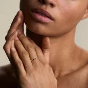 Astrid & Miyu Scalloped Crystal bague dorée pavée