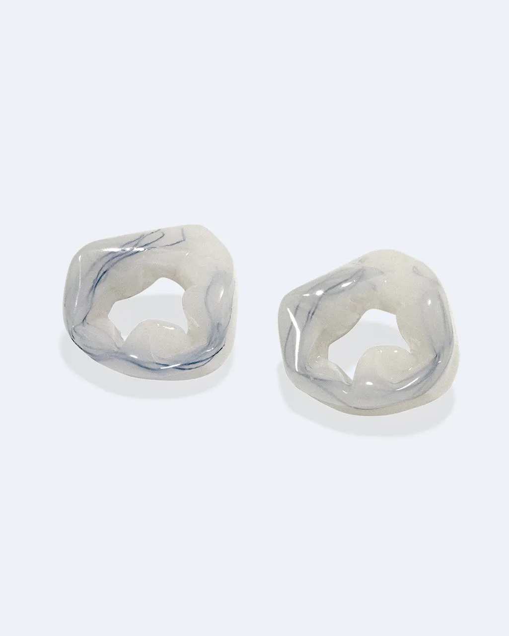 Completedworks Scrunch Threads boucles d’oreilles résine blanche vermeil