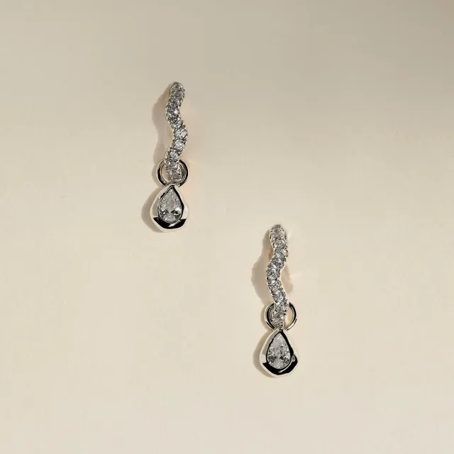 Astrid & Miyu Scalloped Crystal Charm créoles argent
