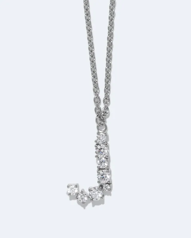 Completedworks Glitchy J collier lettre zirconia argent