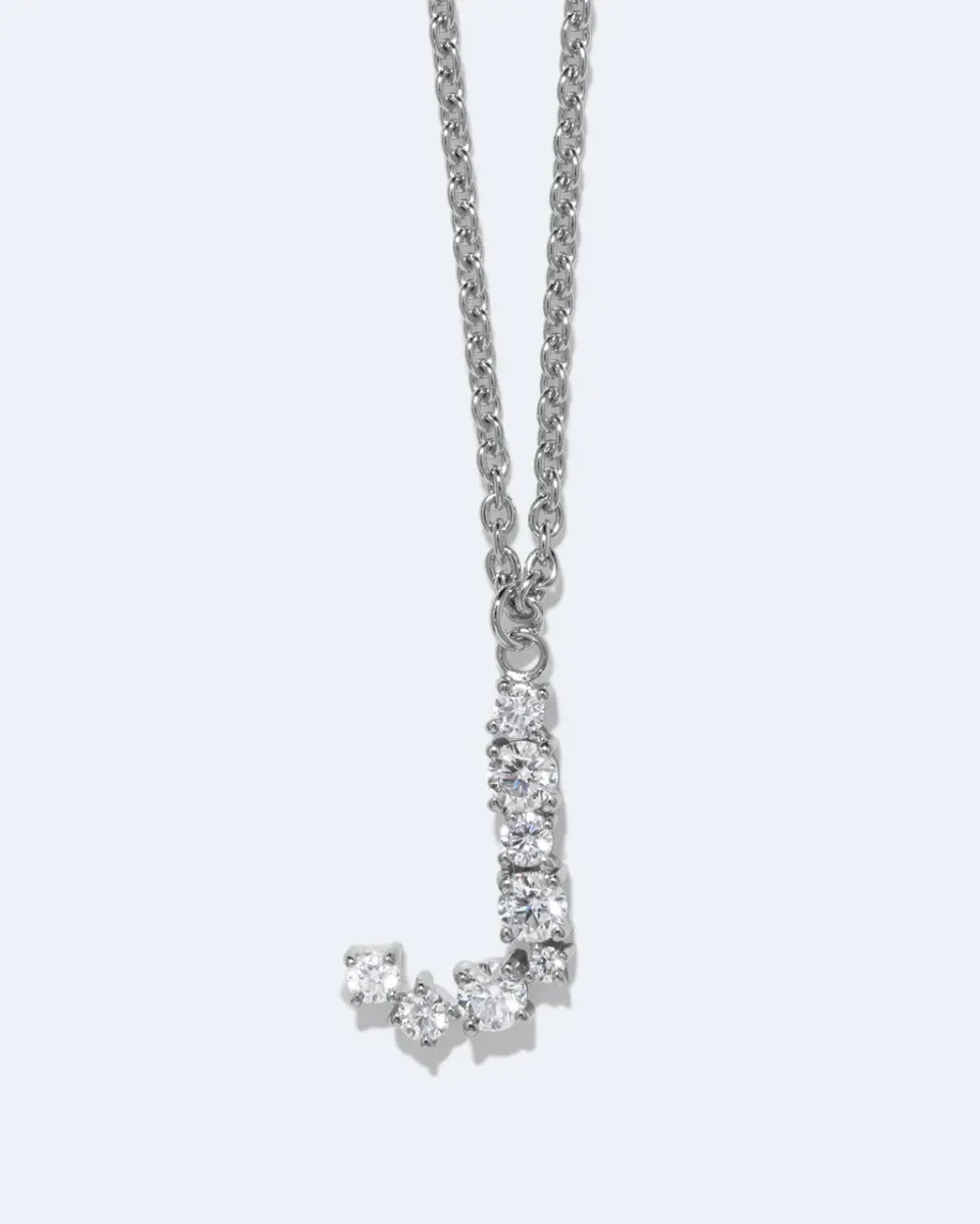 Completedworks Glitchy J collier lettre zirconia argent